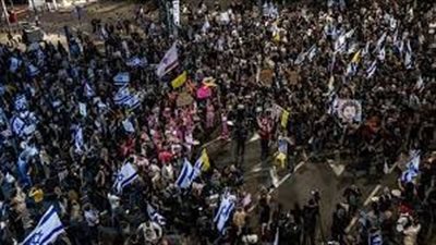 عائلات المحتجزين في غزة تغلق شارع بتل أبيب مطالبة بصفقة تبادل