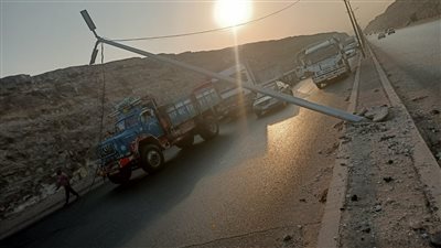 تفاصيل تصادم سيارتين بعامود إنارة على الأوتوستراد في حلوان