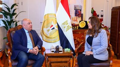 وزيرة التنمية المحلية تلتقي مسؤولًا بشركة Esri العالمية لنظم المعلومات الجغرافية 