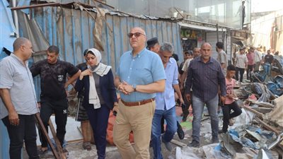 محافظ القليوبية يتفقد موقع حريق شبرا الخيمة ويقود حملة لإزالة الإشغالات المخالفة (صور) 