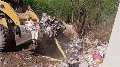 «مجلس أرمنت» يشن حملة نظافة لرفع الأتربة والمخلفات الصلبة بالأقصر (صور)