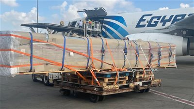 مصر للطيران للشحن الجوي تنقل شحنة إنارة ضخمة بأطوال خاصة إلى كينشاسا بكفاءة عالية