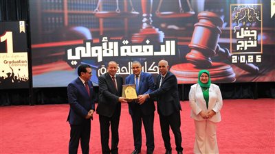 رئيس جامعة المنصورة يُشارك في احتفال تخريج 