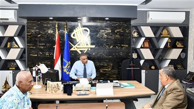 محافظ أسوان: تكاتف الجهود لعودة الفريق الأول لكرة القدم بالنادى الرياضى للدورى الممتاز