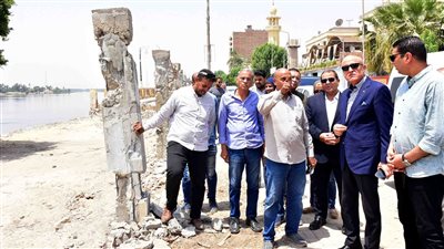 «محافظ الأقصر» يتفقد أعمال المشروعات التنموية والخدمية بالبر الغربي (صور)