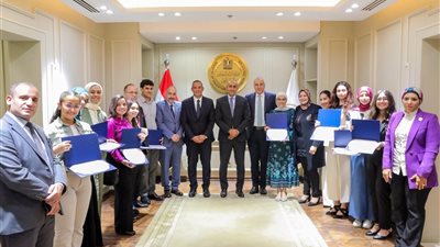 وزير التعليم يكرم أوائل مدارس النيل المصرية الدولية