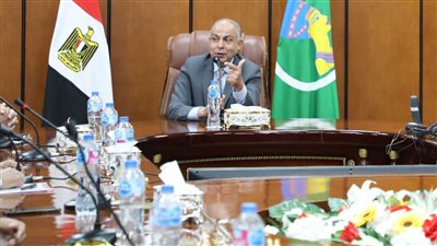 محافظ المنيا يعقد اجتماعا مع مديري الإدارات التعليمية استعدادا للعام الدراسى الجديد 