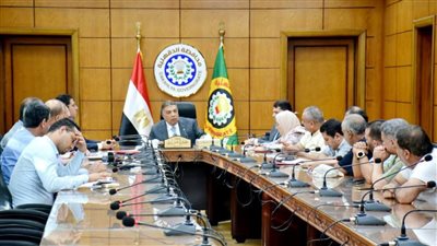 محافظ الدقهلية يجتمع بأصحاب شركات النظافة العاملة بالمنطقة المركزية لوضع خريطة تطوير