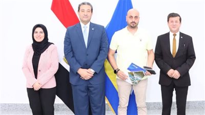 محافظ دمياط يُسلم عددا من عقود تقنين أراضى الدولة