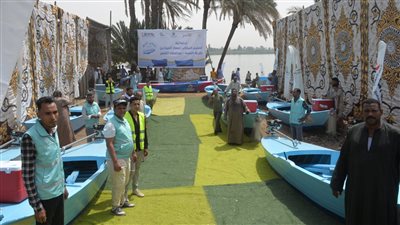 بالصور.. تسليم مراكب صيد لصغار الصيادين بمركز إسنا جنوب الأقصر