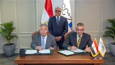 رئيس اقتصادية قناة السويس يوقع مشروع جيانغسو زيونج الصينية لإنتاج الأرضيات وألواح الجدران