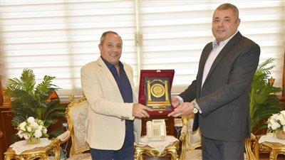 محافظ بورسعيد يكرم السكرتير العام المساعد السابق للمحافظة ويهنئه بمنصبه الجديد