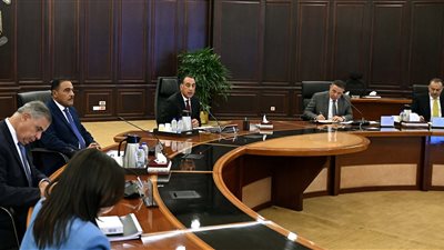 رئيس الوزراء يترأس اجتماع مجلس المحافظين ويكلف بسرعة تشكيل لجان حصر وحدات 