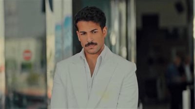 بعد ظهوره بالحلقة العاشرة من مسلسل 220 يوم.. عمرو محمود ياسين يشيد بأداء نجله 
