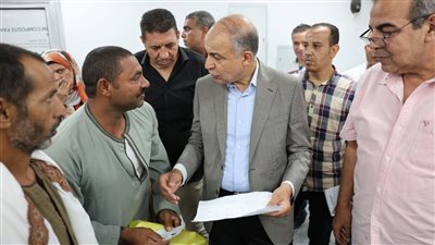 محافظ المنيا يستجيب لمواطن ويوقع له عقد تقنين أراضي أملاك دولة 
