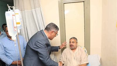 محافظ الجيزة يطمئن على الحالة الصحية لشهاب عبدالعزيز بطل واقعة إنقاذ 
