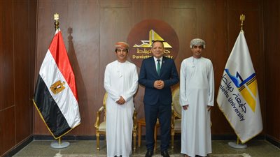 رئيس جامعة دمياط يهنئ باحثًا عُمانيًا على نيله الدكتوراه 