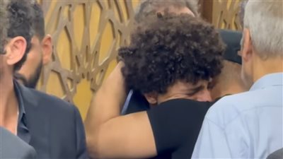 بالصور.. بكاء نجل تيمور تيمور في أحضان أحمد السقا بعزاء والده