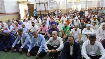 محافظ أسوان يؤدى صلاة الجمعة بمسجد النصر