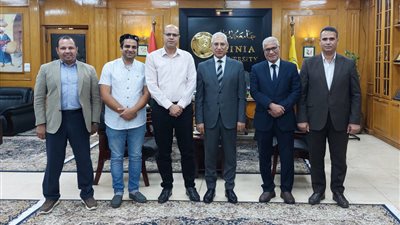 رئيس جامعة المنيا يلتقي بعلماء صناعة السيارات الكهربائية