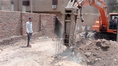 «مدينة الأقصر» تشن حملة موسعة لإزالة واسترداد أراضي أملاك الدولة (صور)