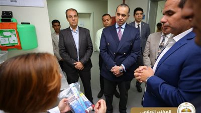 وزير الشئون النيابية يزور مستشفى الناس ويطلع على الخدمات الطبية لغير القادرين بالمجان
