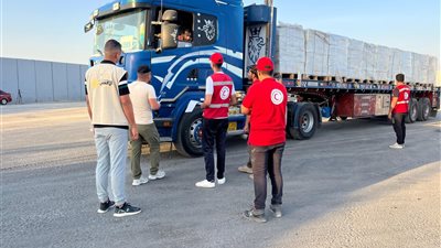 «الهلال الأحمر المصري» يدفع نحو 2300 طن مساعدات غذائية وطبية بقافلة زاد العزة