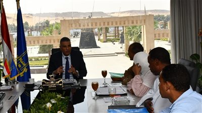 محافظ أسوان يواصل لقاؤه الدورى بالمواطنين