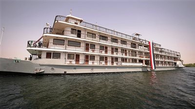  إنزال أحد البواخر السياحية بمياه بحيرة ناصر بعد تجديدها