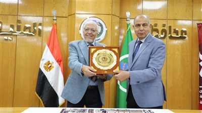 محافظ المنيا يناقش خطة تطوير “ميدان الشهداء” مدخل المنيا الشرقى 