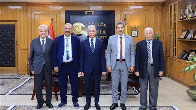 رئيس جامعة المنيا يترأس لجنة اختيار عميد كلية 