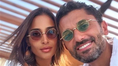 بعد شائعات الطلاق| كريم محمود عبد العزيز لزوجته: بحبك.. ومشروعك هيكسر الدنيا