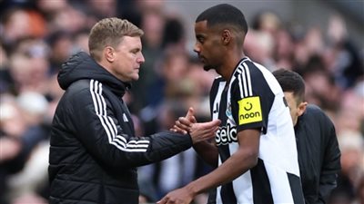 إيدي هاو يتمسك بإيزاك: المهاجم السويدي باقٍ في نيوكاسل رغم إغراءات ليفربول