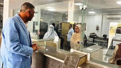 محافظ أسوان يفاجئ العاملين بالمركز التكنولوجى للخدمات الحكومية بقرية المحاميد بإدفو