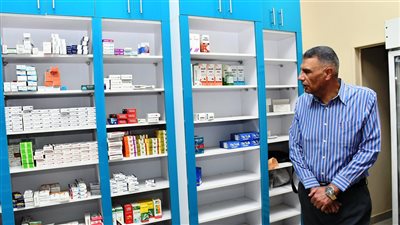محافظ أسوان يفاجئ صيدلية الإسعاف للاطمئنان على توافر أصناف الأدوية المختلفة