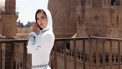 بسمة بوسيل تثير الجدل بعد ظهورها في كليب غنائي على خلفية صور مساجد (صور)