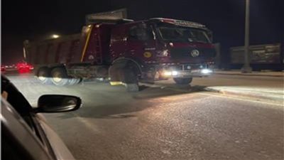 سيارة نقل تسير عكس الاتجاه بطريق المحور في أكتوبر.. والأمن يفحص الواقعة