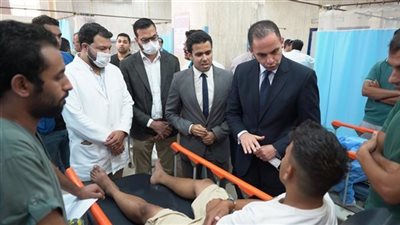 نائب وزير الصحة يتفقد مصابي حادث طريق الإسكندرية - مطروح