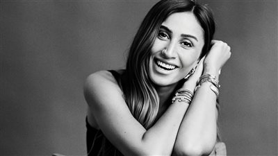 على أنغام عمرو دياب.. دينا الشربيني تشعل السوشيال ميديا بجلسة تصوير جديدة