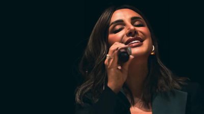 وصول أنغام إلى مصر.. ومحمود سعد يعلق: 