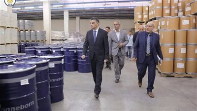 رئيس هيئه الشراء الموحد يتفقد صيدليات الإسعاف ومخازن شركة الجمهورية بالإسكندرية 