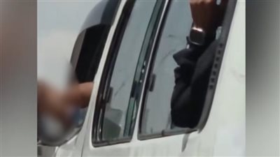 كان مخرج قدمه من الشباك.. ضبط قائد سيارة ميكروباص لقيادته برعونة بمطروح 