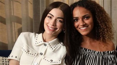 ليلى أحمد زاهر تشارك صورة مع بطلة حكاية 