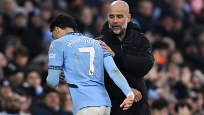 هجوم إعلامي إنجليزي واسع بجانب جمهور السيتي علي جوارديولا بسبب مرموش