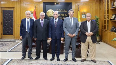 رئيس جامعة المنيا يترأس لجنة اختيار عميد كلية 