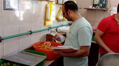 حملة رقابية موسعة على الأسواق والمحال التجارية بقرية الخياطة