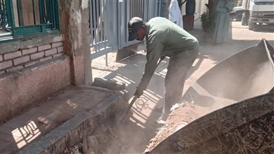 بالصور.. رفع 6 أطنان من الأتربة والمخلفات خلال حملة نظافة بالأقصر