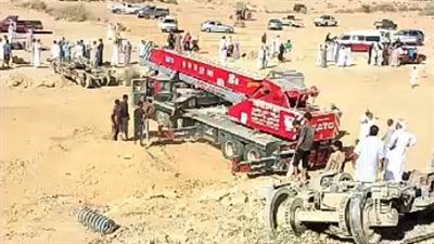 السكة الحديد تواصل رفع عربات قطار مطروح بعد خروجها عن القضبان (صور)