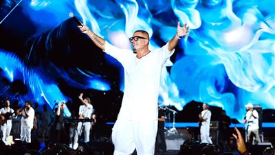 ليلة استثنائية في بيروت.. عمرو دياب يشعل العاصمة اللبنانية في حفل أسطوري (صور)