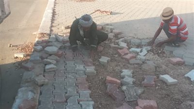 بالصور.. «مدينة الأقصر» تشن حملة لترميم بلاط الإنترلوك المتهالك شمال المدينة